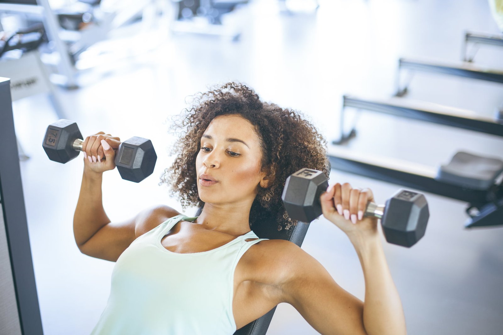 woman lifted weights at the gym.